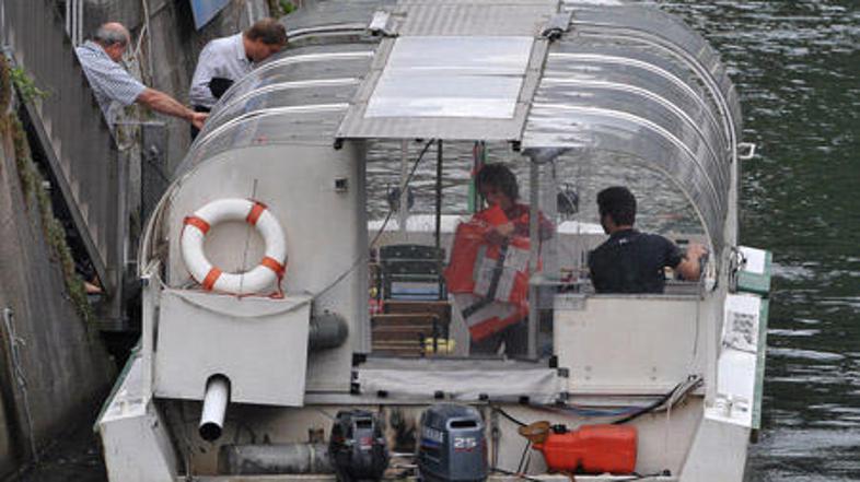 Zupančičeva ladjica včeraj ob predaji rešilnih jopičev.