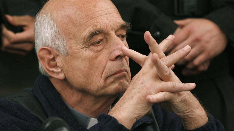 Obsojeni duhovnik ob izreku sodbe ni pokazal posebnih čustev.