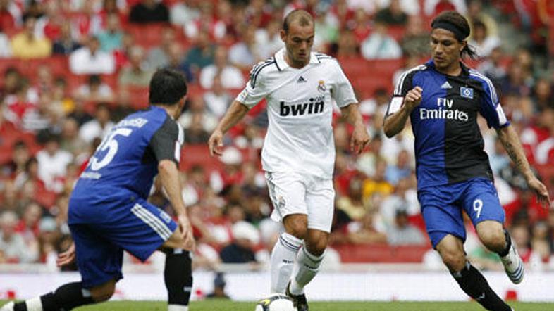 Nizozemec Wesley Sneijder bo moral zaradi poškodbe kolena počivati vsaj tri mese