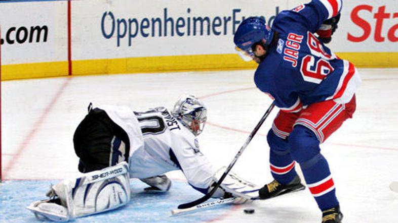 Jaromir Jagr pred vratarjem Dallasa Johanom Holmqvistom