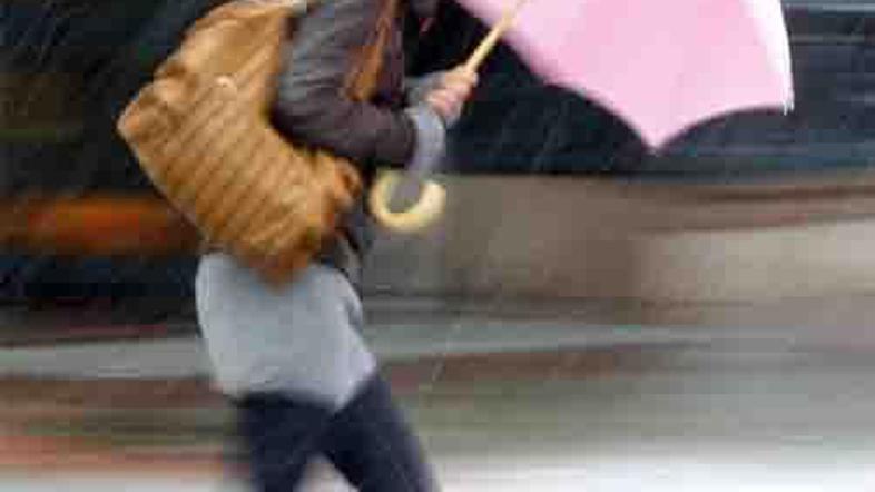 V Varšavi je poleg vetra preglavice delal tudi sneg.