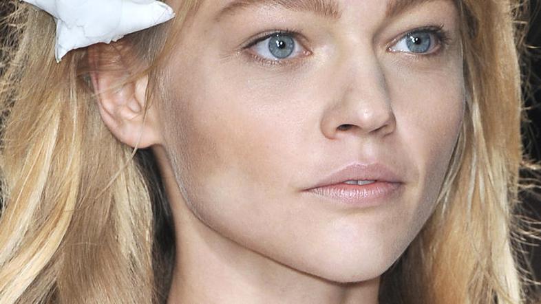 Obroč je hitra rešitev, če nimate časa za frizerja. (Foto: Imaxtree)