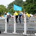 Okoli 100 protivladnih protestnikov je splezalo v uradno rezidenco ministrskega 