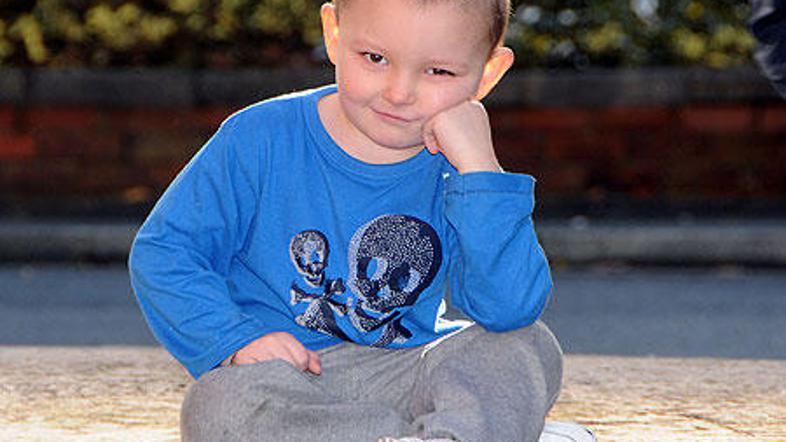 Štiriletni McKenzie je najmlajši otrok v Veliki Britaniji, ki so ga izključili i