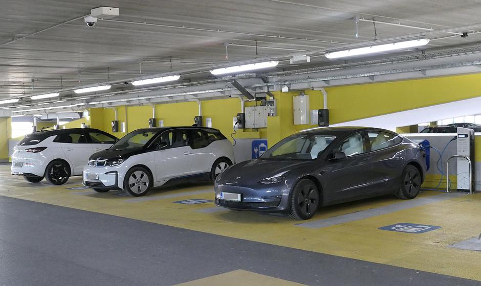 električna polnllnica garaža | Avtor: Matija_Janežič