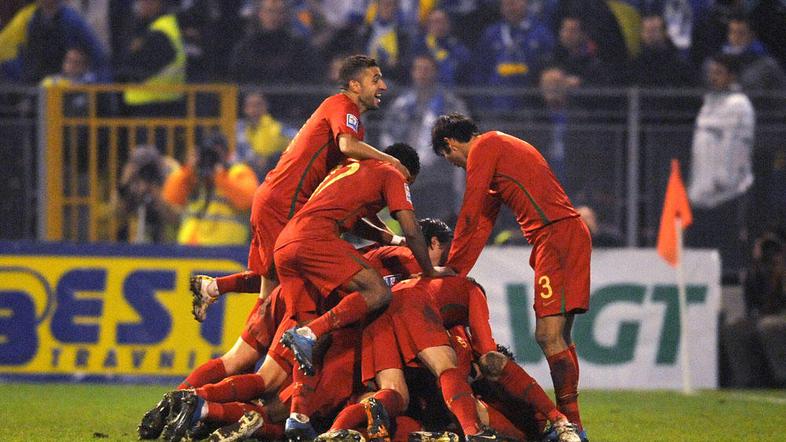 Portugalci so se takole veselili zmagovitega zadetka in uvrstitve na SP. Foto: A