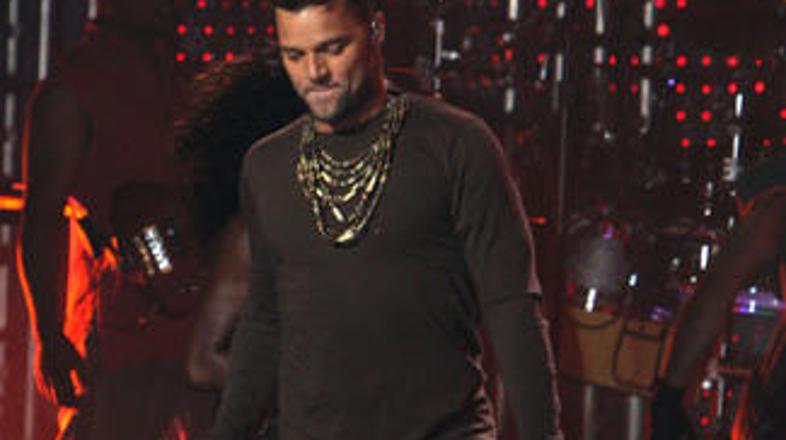 Prijatelj je izdal Rickyjevo spolno usmerjenost.