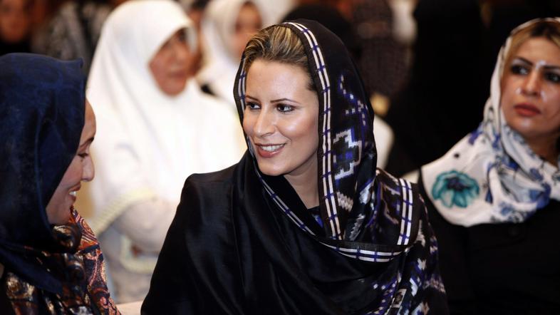 Aisha Gadafi (na sredini) je zaradi uboja štiriletne hčerke in drugih članov dru