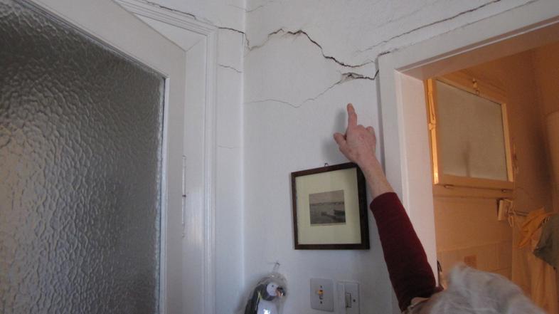 Slovenija 27.02.14, razpoke v stanovanju, razpoka, nestrokovna prenova, piran, f