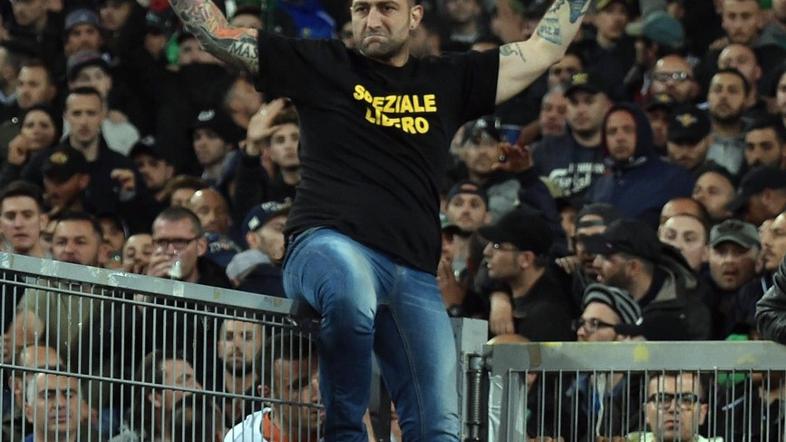 navijač ultras ograja Fiorentina Napoli Coppa Italia italijanski pokal finale