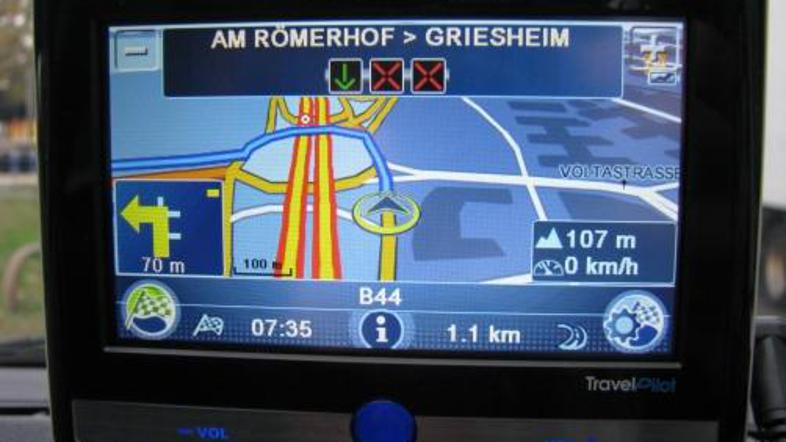 Na zaslonu si lahko po željah projeciramo številne podatke, med zelo uporabnimi 