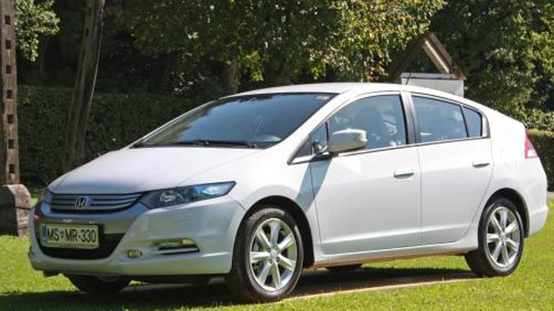 18 tisočakov za 4,4 metra dolgo hibridno vozilo s toliko opreme, ki je po vrhu š