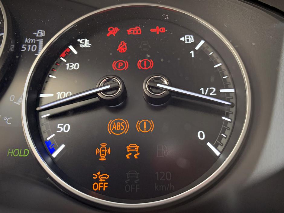 Opozorilne lučke na armaturni plošči | Avtor: Andrej Leban