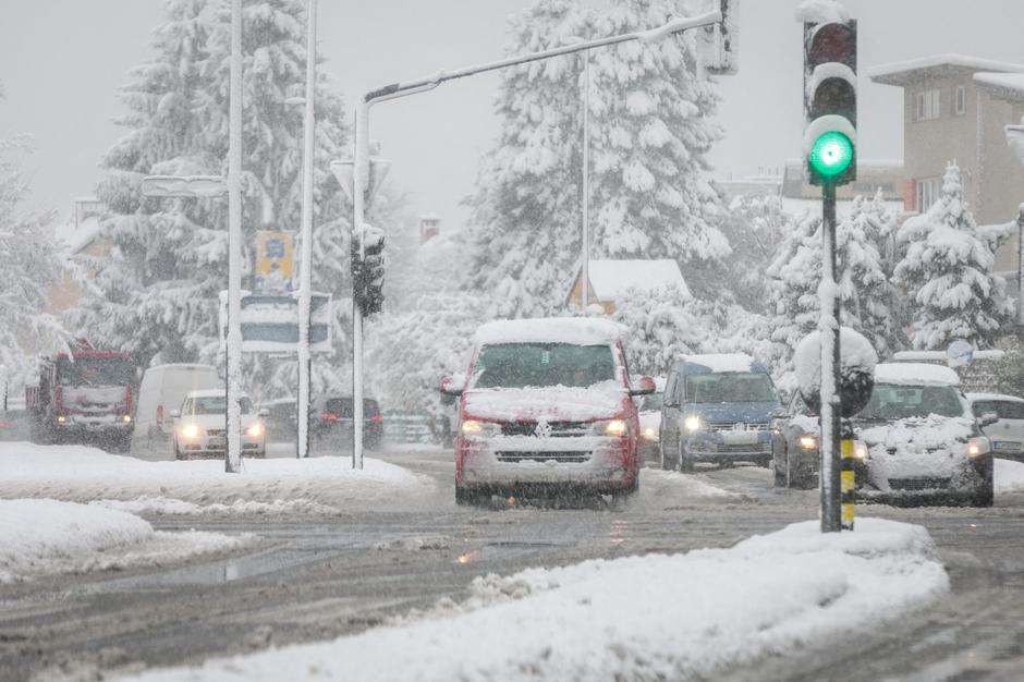 Vožnja pozimi sneg sneženje | Avtor: 