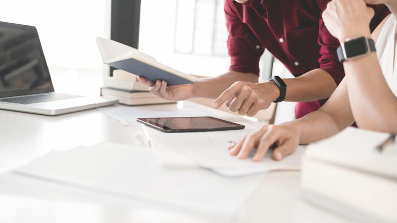 Pisarniško delo s tablico in računalnikom na mizi