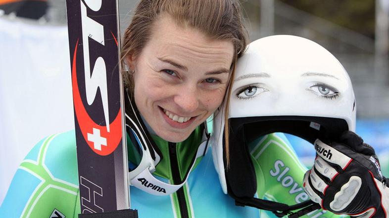 Tina na olimpijskih progah smuča z dodatnim parom oči. (Foto: www.alesfevzer.com
