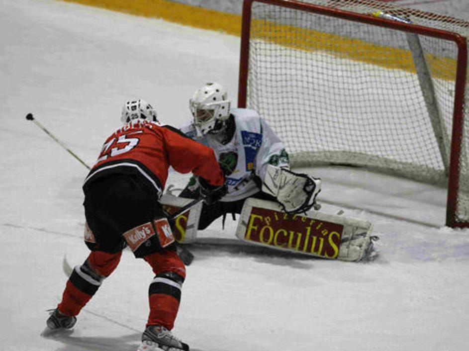 Mitja Pintarič je v rednem delu obranil kazenski strel Connyju Strömbergu.