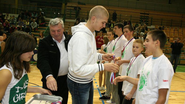 Starejšim pionirjem KK Krka, ki so osvojili naslov podprvakov, je kolajne podeli