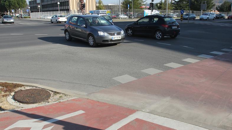 Sodeč po razpisni dokumentaciji naj bi izbrani izvajalec dela začel 1. aprila in