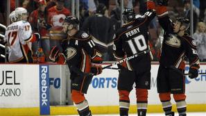 Corey Perry je za zmago Račkov zadel v tretji minuti podaljška. (Foto: Reuters)