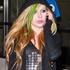 Avril Lavigne pljune v kamero