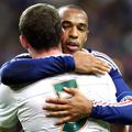 Thierry Henry je po tekmi skesano objel Richarda Dunna. (Foto: EPA).