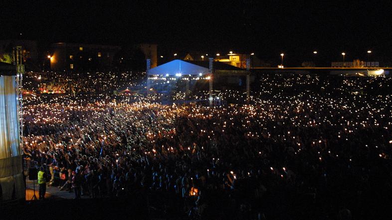 Poln bežigrajski stadion 13. septembra 2003, ko je Siddhartin koncert obiskalo o