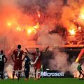 navijači rakete ogenj dim stadion