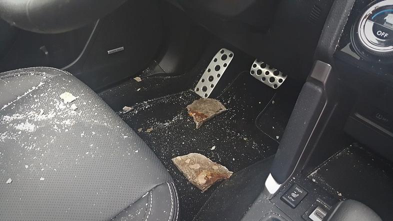 Poškodba vozila na katerega je priletel kos betona na primorski AC