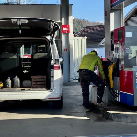Točenje goriva na bencinski črpalki, bencinska črpalka