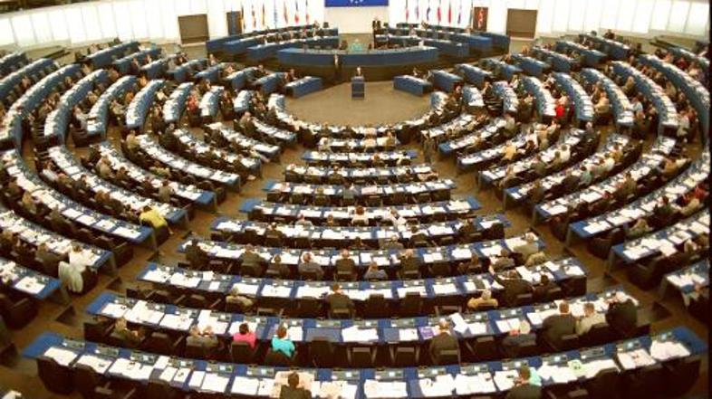 Dvorano, v kateri običajno sedi 785 poslancev, so odprli leta 1999. V času odpad