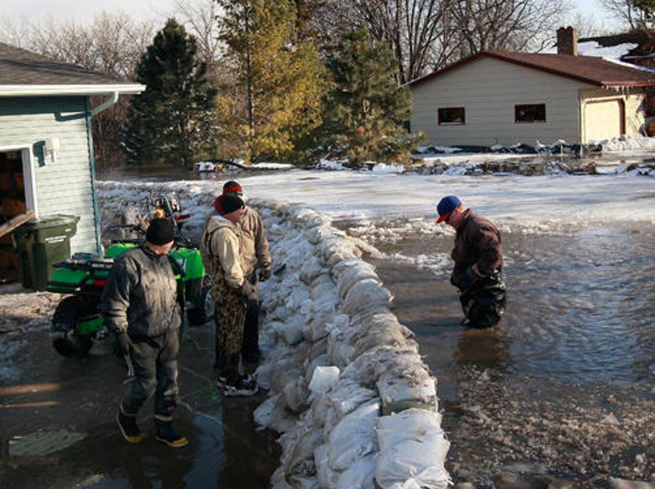 Zaradi poplav bi lahko brez strehe nad glavo ostalo najmanj 30 tisoč ljudi.