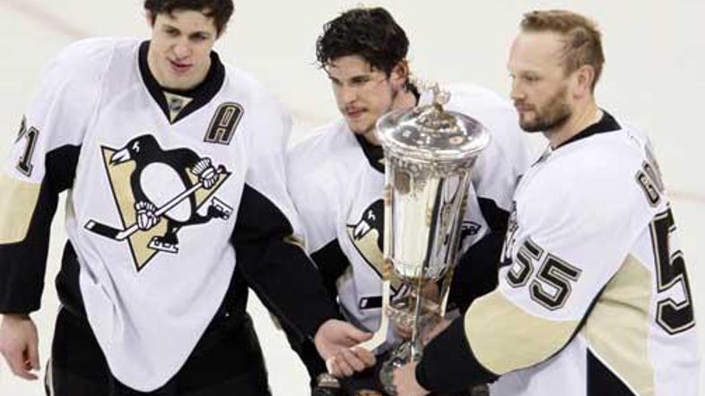 Hokejisti Pittsburgh Penguinsov so v torek dvignili pokal za prvaka vzhodne konf