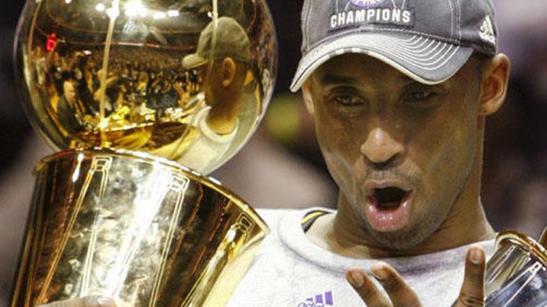 Kobe Bryant je dvignil pokal za naslov prvaka in MVP finala.