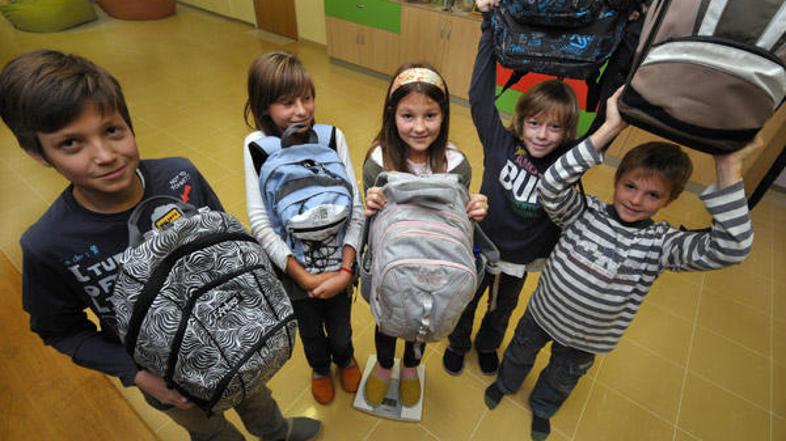 Šestošolka Mirjam Rot (v sredini) iz OŠ Mengeš je brez torbe tehtala 35,9, s tor