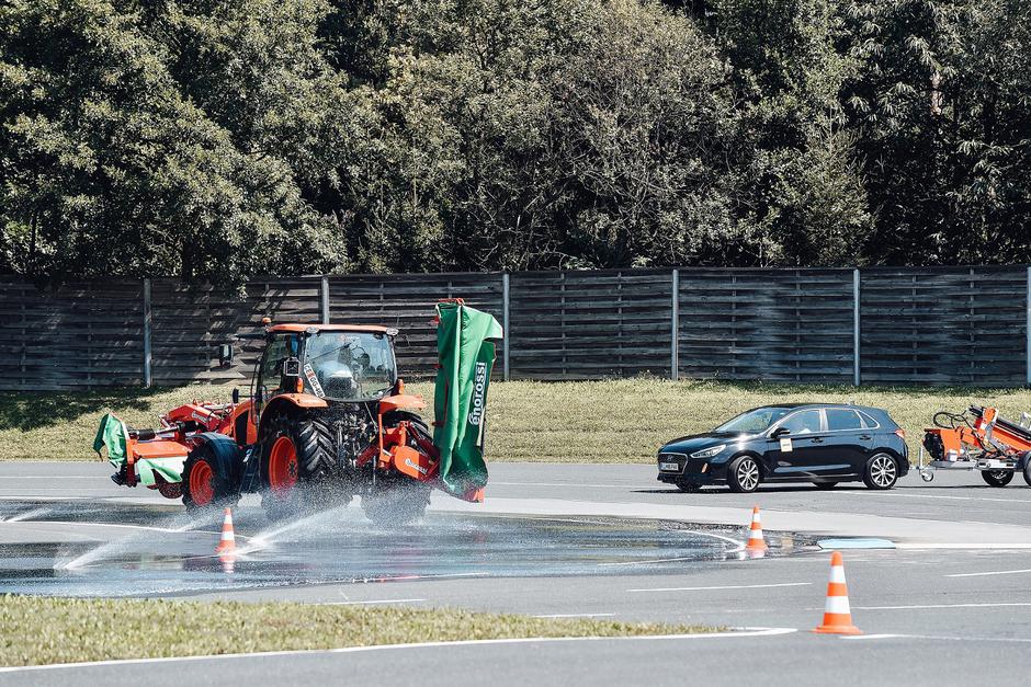 Varna vožnja s traktorjem | Avtor: Zavarovalnica Triglav