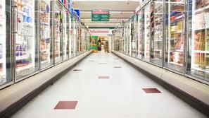 Oddelek z zamrznjeno hrano v trgovini