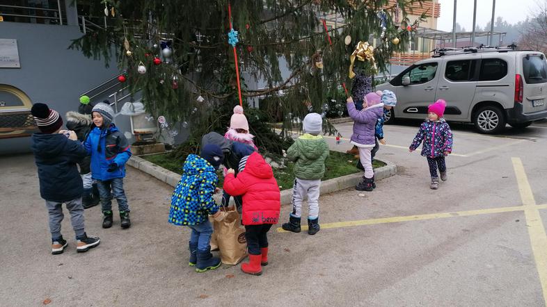 okraševanje smreke pred Deosom Medvode