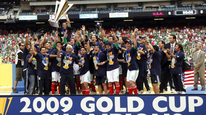 Mehičani so pokal za zmagovalca dvignili pred več kot 70 tisoč gledalci.