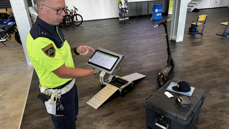 Naprava za merjenje hitrosti mopedov in e-skirojev