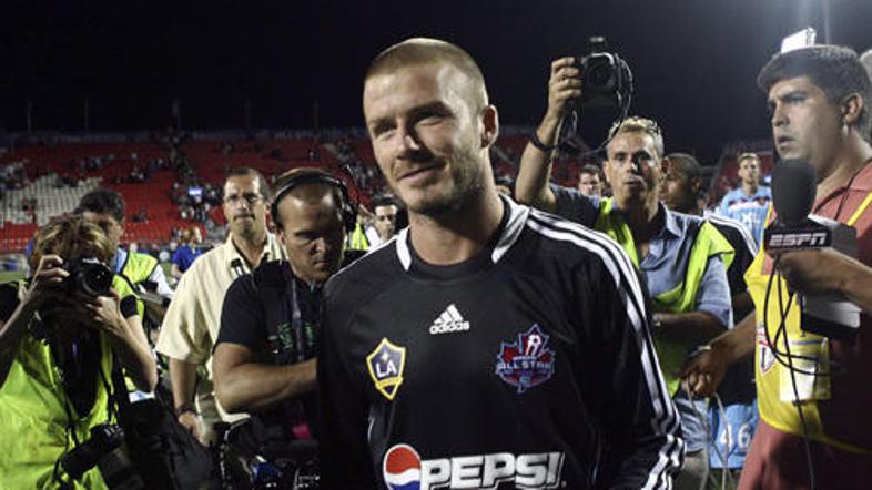 David Beckham bo oblekel rdeče-črni dres Milana.