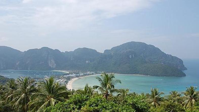 Pogled na Ton Sai dokazuje, da ozka sipina povezuje dva visoka, skalnata dela ot