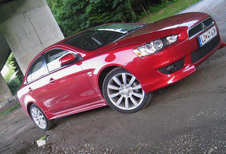 Lancerjev agresivni videz je na daleč opazen. Na daleč se zdi, kot da zremo v nj