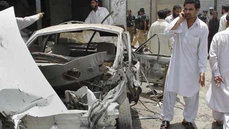 Eksploziv, bilo naj bi ga okoli 5 kilogramov, je bil skrit v vozičku prodajalca 