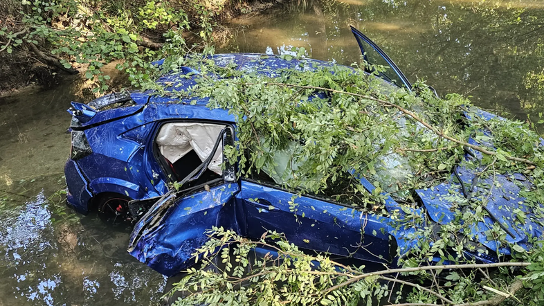 Prometna nesreča, avto v vodi, Požega