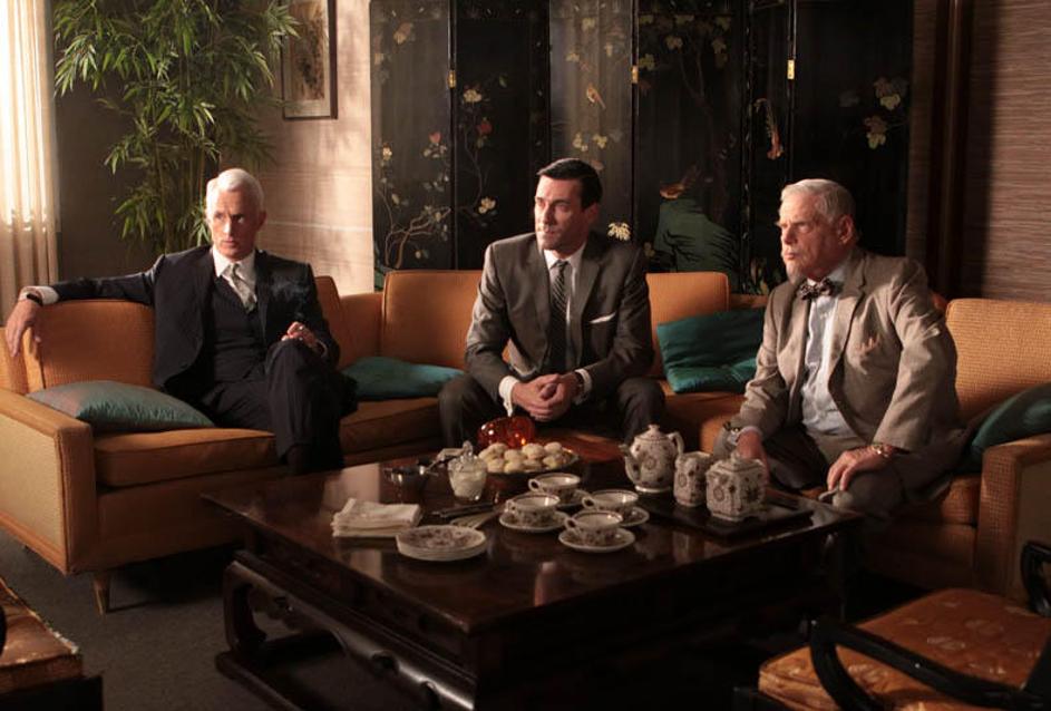 Roger Sterling (John Slattery), Don Draper (Jon Hamm) in Bertram Cooper (Robert 