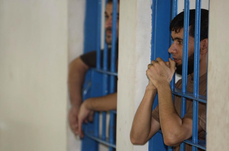 razno 18.11.13. zapor, zaporniki, Inmates look out of their cells at Nassiriya p | Avtor: razno 18.11.13. zapor, zaporniki, Inmates look out of their cells at Nassiriya p