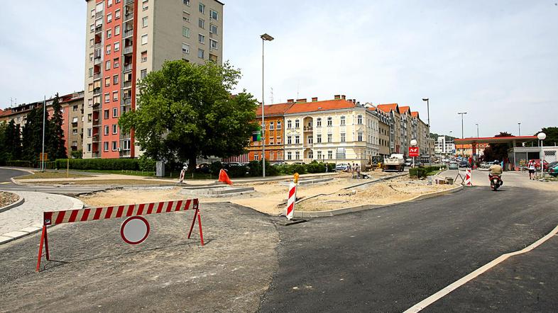 Izvajalci del v Mlinski ulici so pohiteli. Krožišče je odprto od 14. junija. (Fo