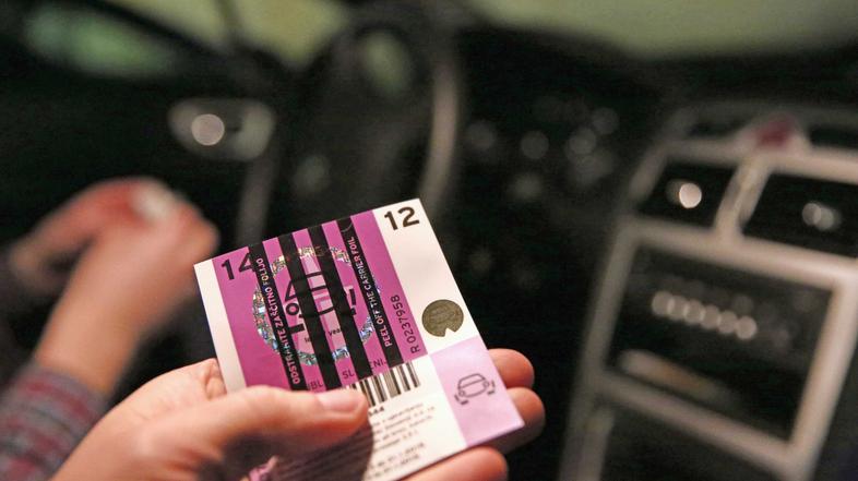 Slovenija 24.01.2014 vinjeta, namescanje nove vinjete za voznjo po slovenskih av