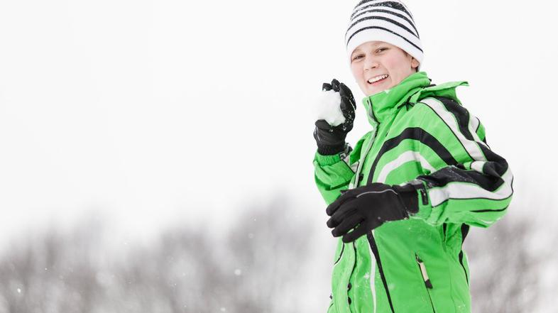 sneg kepanje otrok zima